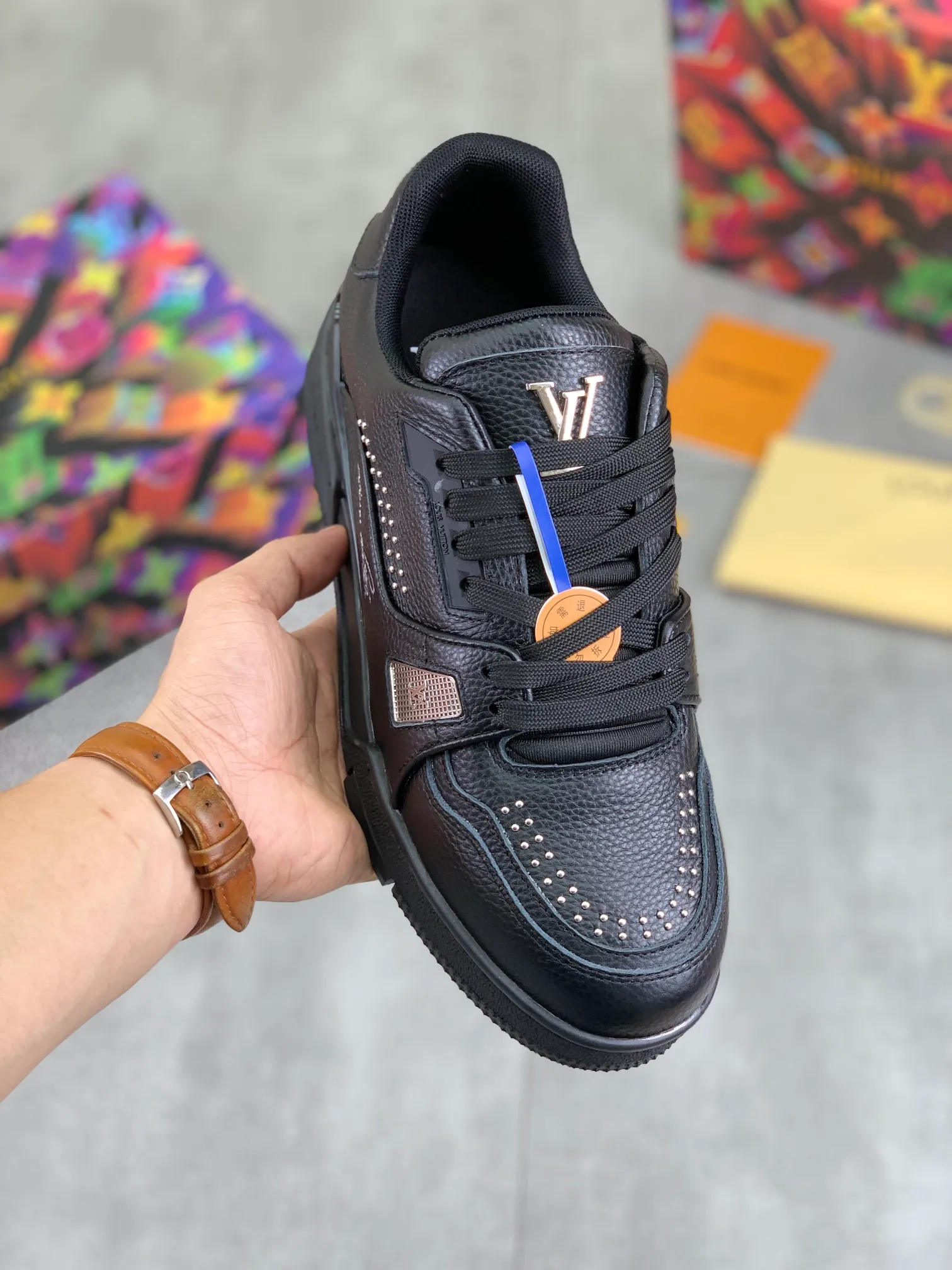 Men's shoes 💰P600 New style 💰💎💎Latest color High version 2025Louis*Vuitto* LV Traine Catwalk TRAINER outsole and fabric private model A shoe that definitely costs a lot of money and effort. This series was designed after the arrival of Vifgil. It is favored by many fans every season. Original TPU outsole Original packaging Men's size: 38-45 (46 can be customized) Color: black and white optional (available from stock, super fast delivery)
